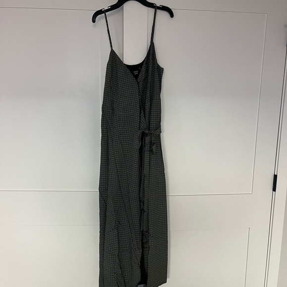 NWT | Vici Azura V-Neck Tie Waist Midi Dress | Size M - Picture 5 of 6